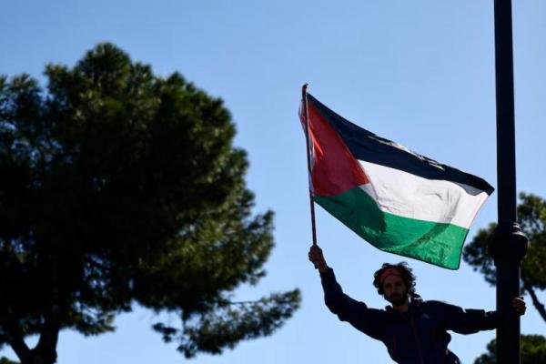 Seorang demonstran pro-Palestina menghadiri protes selama pemogokan nasional yang diserukan oleh serikat pekerja USB untuk mengecam intersepsi pasukan Israel terhadap Armada Global Sumud yang bertujuan mencapai Gaza dan mematahkan blokade laut Israel, di Roma, Italia, 3 Oktober 2025. REUTERS 