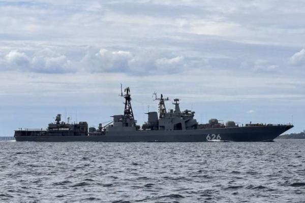 Kapal Angkatan Laut Rusia yang juga sebuah kapal perusak kelas Udaloy I, berlayar melalui Selat Sabuk Besar, Denmark, 31 Agustus 2025. REUTERS 