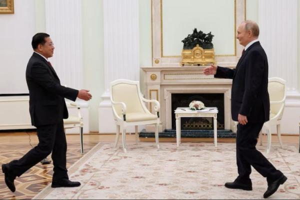 Presiden Rusia Vladimir Putin dan Panglima Militer Myanmar Min Aung Hlaing menghadiri pertemuan di Kremlin di Moskow, Rusia, 25 September 2025. REUTERS 