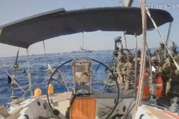 Tangkapan layar dari video siaran langsung menunjukkan pasukan angkatan laut Israel mendekati kapal Marinette, yang diyakini sebagai satu-satunya kapal dari Armada Global Sumud yang masih berlayar menuju Gaza, yang dilaporkan oleh penyelenggara armada kini telah dicegat, 3 Oktober 2025. Handout via REUTERS 