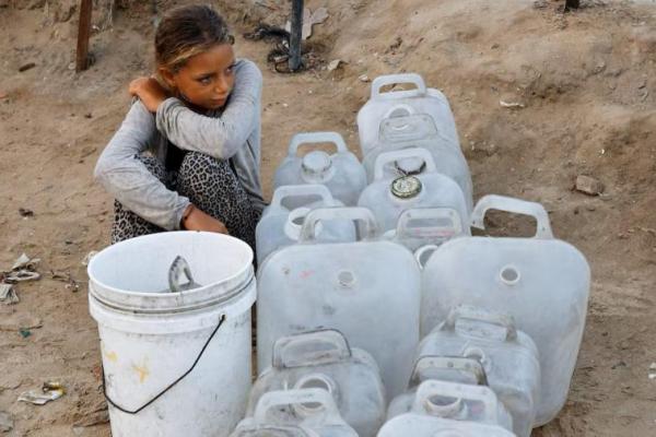 Seorang gadis Palestina yang terlantar menunggu untuk mengambil air di Jalur Gaza tengah, 4 Oktober 2025. REUTERS 