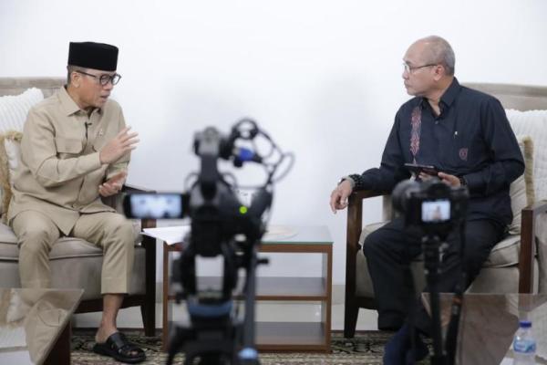Menteri Desa dan Pembangunan Daerah Tertinggal (Mendes PDT) Yandri Susanto (kiri) (Foto: Humas Kemendes PDT) 