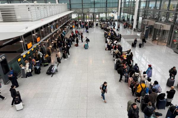 Orang-orang mengantre di bandara Munich, setelah penerbangan secara bertahap dilanjutkan usai landasan pacu ditutup untuk kedua kalinya dalam waktu kurang dari 24 jam karena penampakan drone, di Munich, Jerman, 4 Oktober 2025. REUTERS 