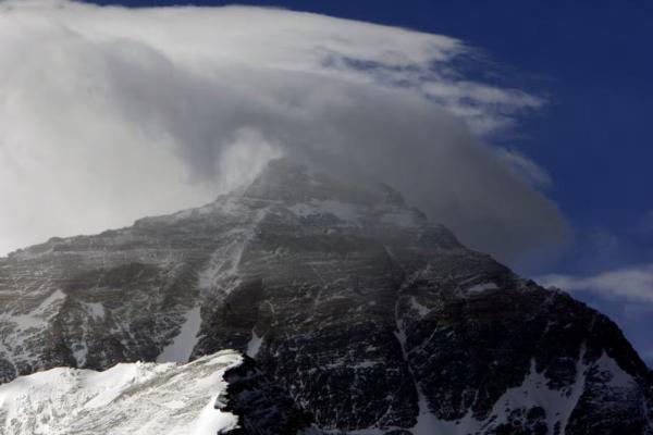Puncak gunung tertinggi di dunia, Gunung Everest, yang juga dikenal sebagai Qomolangma, tertutup awan, 8 Mei 2008. REUTERS 