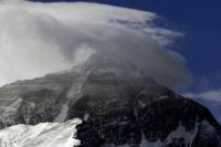 Hampir 1.000 Orang Terjebak di Sisi Tibet Gunung Everest akibat Badai Salju