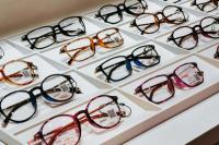 Ilustrasi pilihan frame kacamata (Foto: Unsplash/ wu yi)