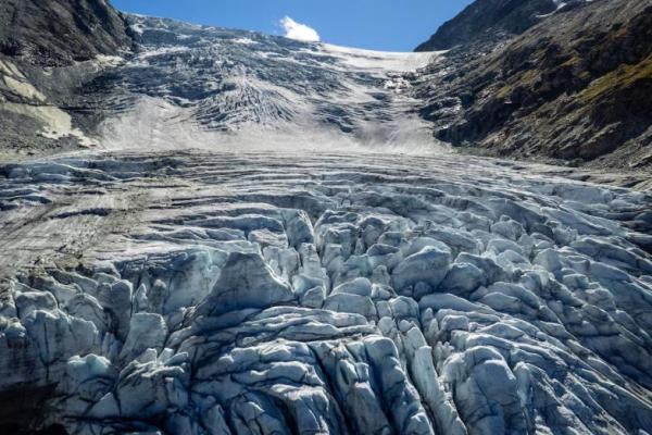 Pemandangan drone menunjukkan gletser Turtmann pada hari musim panas yang hangat, di tengah perubahan iklim, di Turtmann, Swiss, 3 September 2025. REUTERS 