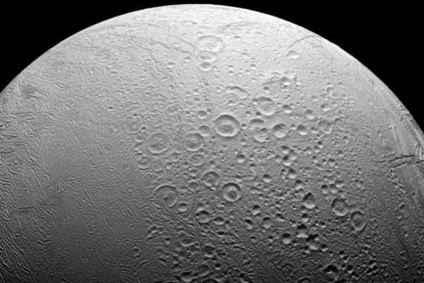 Bulan Saturnus yang mengandung samudra, Enceladus, dipotret dalam cahaya tampak dengan kamera sudut sempit pesawat ruang angkasa Cassini pada 27 November 2016. Handout via REUTERS 