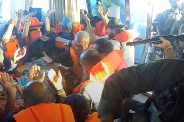Tangkapan layar dari video siaran langsung menunjukkan kru mengangkat tangan setelah pasukan angkatan laut Israel menaiki kapal Florida yang menuju Gaza, bagian dari Armada Sumud Global, yang dilaporkan oleh penyelenggara armada telah dicegat, 2 Oktober 2025. Handout via REUTERS 