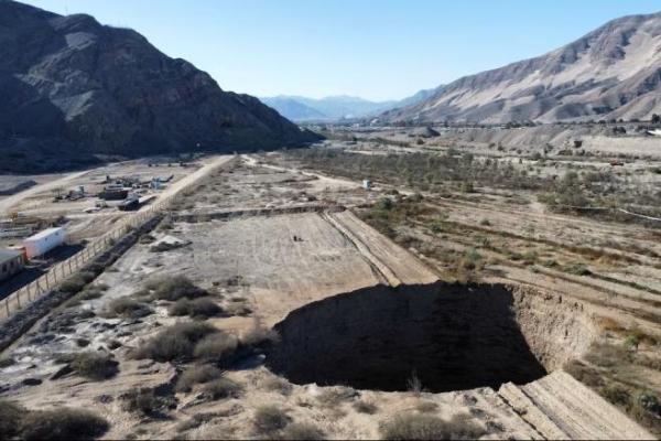 Sebuah lubang runtuhan yang tersingkap minggu lalu telah berlipat ganda ukurannya, di zona pertambangan dekat kota Tierra Amarilla, di Copiapo, Chili, 7 Agustus 2022. REUTERS 