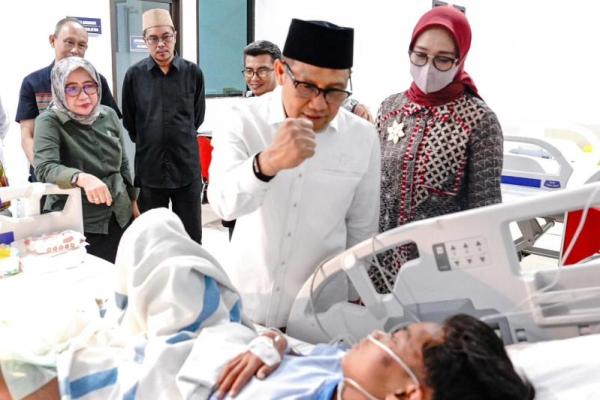 Menteri Koordinator Bidang Pemberdayaan Masyarakat (Menko PM) A. Muhaimin Iskandar saat menjenguk salah satu santri korban robohnya bangunan di Pondok Pesanten Al-Khoziny (Foto: Ist) 