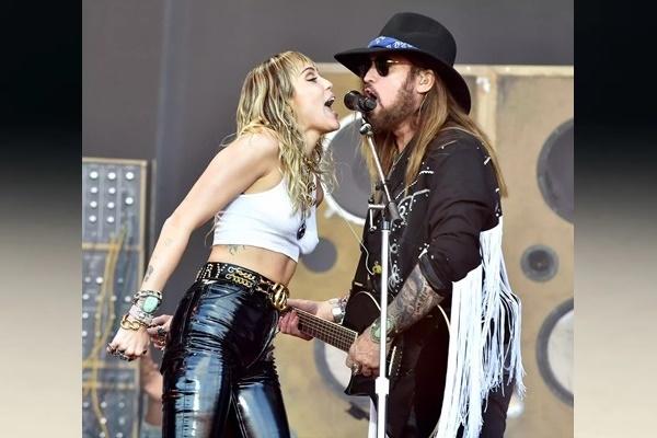 Miley Cyrus dan Billy Ray Cyrus tampil di Festival Glastonbury pada tahun 2019. (FOTO: WIREIMAGE) 