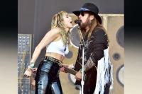 Billy Ray Cyrus Menangis Dihadiahi Lagu Secrets oleh Putrinya Miley Cyrus