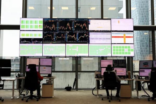 Orang-orang bekerja di lantai perdagangan bursa saham Euronext di kawasan bisnis La Défense, Paris, Prancis, 10 Maret 2025. REUTERS 