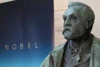 Pemandangan patung dada Alfred Nobel di Forum Nobel di Stockholm, Swedia.  (FOTO: REUTERS)