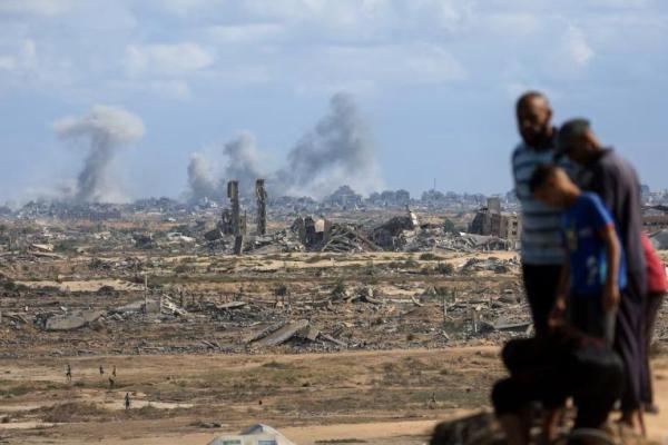 Asap mengepul setelah ledakan selama serangan militer Israel di Kota Gaza, terlihat dari Jalur Gaza tengah. REUTERS 