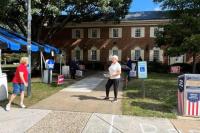 Relawan partai politik menunggu untuk menyapa pemilih di luar lokasi pemungutan suara awal di Virginia Beach, Virginia, AS, 2 Oktober 2025. REUTERS
