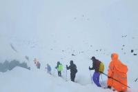 Tangkapan layar dari video menunjukkan para pendaki meninggalkan perkemahan mereka, di tengah hujan salju lebat yang tak biasa mengguyur Himalaya, di wilayah Tibet, Tiongkok, pada hari Minggu (5/10/2025). (FOTO: REUTERS)