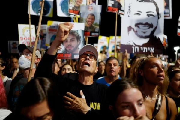 Demonstran berunjuk rasa menjelang peringatan dua tahun serangan mematikan Hamas pada 7 Oktober 2023 di Israel, dan menuntut pembebasan segera semua sandera serta diakhirinya perang di Gaza, di Tel Aviv, Israel, 4 Oktober 2025. REUTERS 