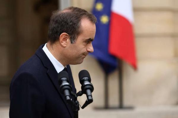 Perdana Menteri Prancis Sebastien Lecornu usai menyampaikan pengunduran diri pemerintahannya kepada presiden Prancis, di Hotel Matignon di Paris, Prancis, 6 Oktober 2025. REUTERS 