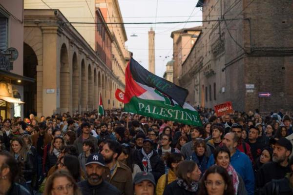 Demonstran pro-Palestina membawa bendera dalam protes untuk mengecam pencegatan beberapa kapal Armada Sumud Global oleh pasukan Israel yang bertujuan mencapai Gaza dan mematahkan blokade laut Israel, di Bologna, Italia, 2 Oktober 2025. REUTERS 