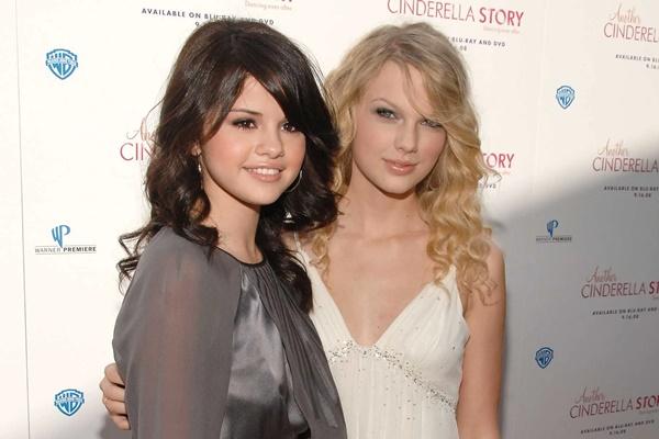 Selena Gomez dan Taylor Swift menghadiri sebuah acara bersama pada tahun 2008. (FOTO: WIREIMAGE) 