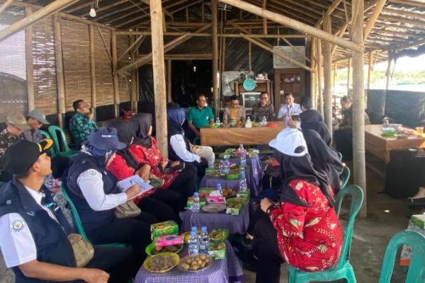 Para Peserta saat berdialog di tambak bandeng Desa Kalirejo (Foto: Ist) 