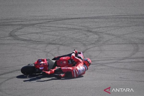 Marc Marquez saat mengalami insiden di dalam sesi practice MotoGP Indonesia 2025 di tikungan 11 Sirkuit Internasional Pertamina Mandalika, Lombok Tengah, Nusa Tenggara Barat (Foto: ANTARA Foto/Aditya Pradana Putra/YU) 