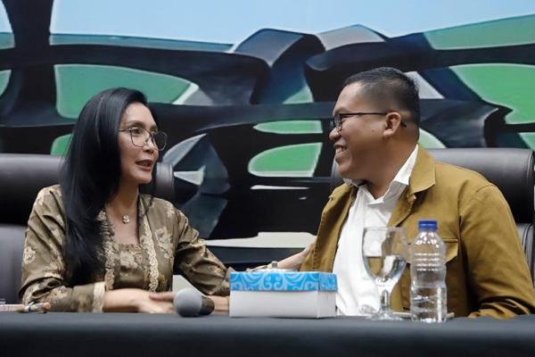 Anggota Komisi VI DPR RI dari Fraksi PDIP Rieke Diah Pitaloka (kiri) dan Direktur Eksekutif Voxpol Center Research and Consulting, Pangi Syarwi Chaniago. Foto: kwp/katakini 