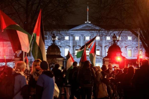 Demonstran pro-Palestina mengibarkan bendera yang menuntut pemerintah untuk mengesahkan RUU Wilayah Pendudukan, di luar gedung-gedung pemerintah, di Dublin, Irlandia, 22 Januari 2025. REUTERS 