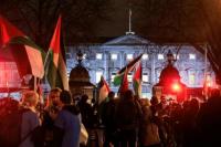 Demonstran pro-Palestina mengibarkan bendera yang menuntut pemerintah untuk mengesahkan RUU Wilayah Pendudukan, di luar gedung-gedung pemerintah, di Dublin, Irlandia, 22 Januari 2025. REUTERS