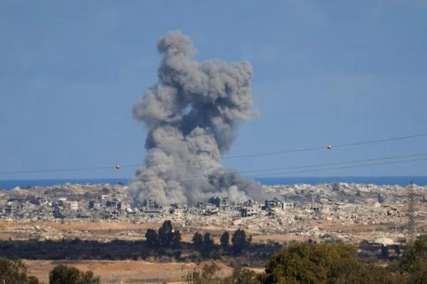 Asap mengepul dari ledakan di Gaza, dilihat dari Israel selatan, 7 Oktober 2025. REUTERS 