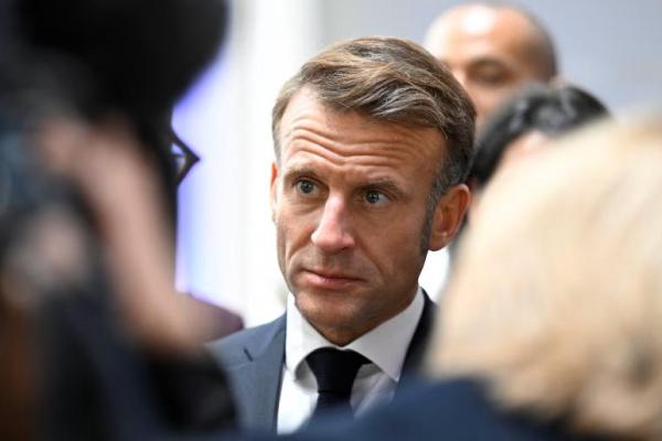 Presiden Prancis Emmanuel Macron berbicara dengan para tamu dalam perayaan 35 tahun reunifikasi Jerman di Saarbruecken, Jerman, 3 Oktober 2025. Foto via REUTERS 