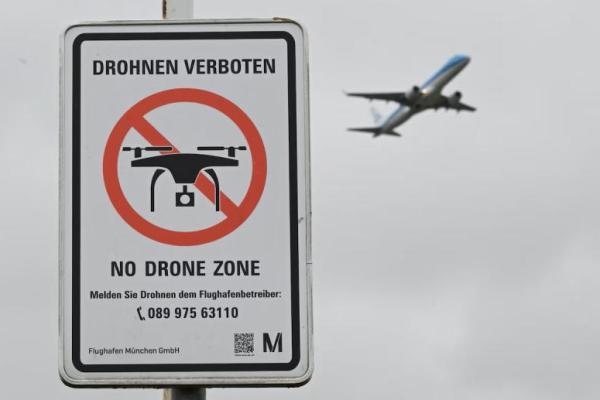 Sebuah tanda larangan drone dipajang di luar bandara di Munich, Jerman, 6 Oktober 2025. REUTERS 