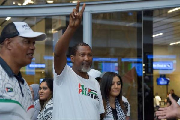 Mandla Mandela, cucu Nelson Mandela, yang merupakan bagian dari Global Sumud Flotilla yang berupaya mengirimkan bantuan ke Gaza dan ditahan oleh Israel, berjalan bersama istrinya, Nosekeni Rabia Mandela, setelah tiba di Bandara Internasional O.R. Tambo di Johannesburg, Afrika Selatan, 8 Oktober 2025. REUTERS 