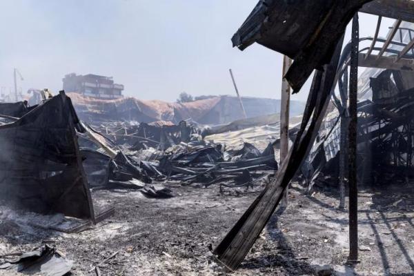 Asap mengepul dari kompleks pertokoan yang terbakar akibat penjarahan selama protes atas seringnya pemadaman listrik dan kekurangan air, di Antananarivo, Madagaskar, 26 September 2025. REUTERS 