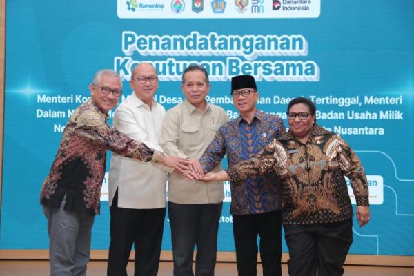 Penandatanganan Keputusan Bersama tentang Percepatan Pembangunan Fisik dan Operasionalisasi Gerai dan Pergudangan Koperasi Desa/Kelurahan Merah Putih di Kantor Kemenkop Jakarta (Foto: Humas Kemendes PDT) 