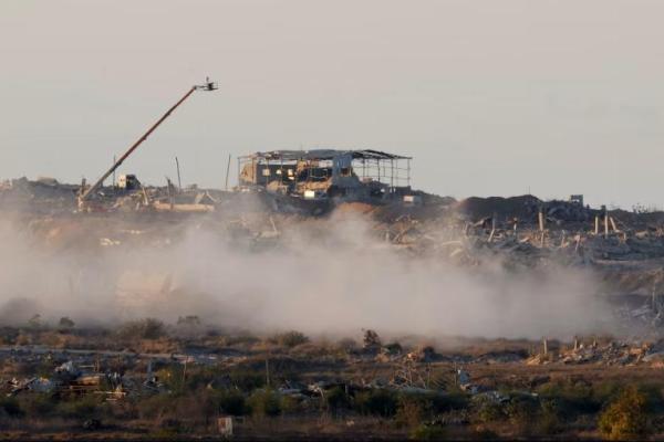 Bangunan yang hancur setelah ledakan di Gaza, dilihat dari Israel selatan, 7 Oktober 2025. REUTERS 
