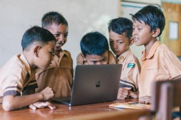 Ilustrasi anak-anak mengakses internet 