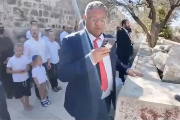 Menteri Keamanan Nasional Israel, Itamar Ben-Gvir, berdoa di kompleks Masjid Al-Aqsa selama hari raya Yahudi Sukkot, di Kota Tua Yerusalem, dalam tangkapan layar dari video yang diperoleh Reuters pada 8 Oktober 2025. Handout via REUTERS 