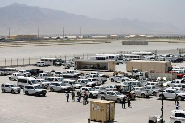 Kendaraan yang terparkir terlihat di pangkalan udara AS Bagram, setelah pasukan Amerika mengosongkannya, di provinsi Parwan, Afghanistan, 5 Juli 2021. REUTERS 