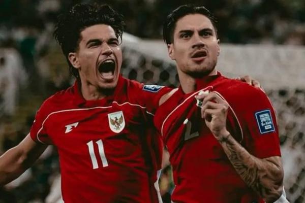 Pemain timnas Indonesia, Ragnar Oratmangoen (kiri) dan Kevin Diks (kanan) merayakan gol saat melawan timnas Arab Saudi pada Kamis (9/9) di Jeddah (Foto: Dok.Timnas) 