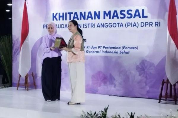 Wakil Ketua PIA DPR RI Euis Handayani (kiri) memberikan cindera mata kepada Ketua DPR RI Puan Maharani saat acara khitanan massal di kompleks parlemen, Jakarta, Kamis (9/10/2025). Foto: voi 