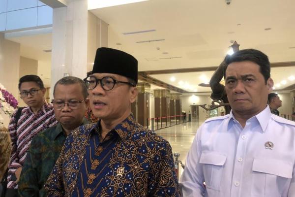 Menteri Desa dan Pembangunan Daerah Tertinggal (Mendes PDT) Yandri Susanto dan Wamendes PDT Ariza Patria ketika ditemui usai audiensi dengan Mahkamah Agung di Kantor Mahkamah Agung (Foto: Habib/Katakini.com) 