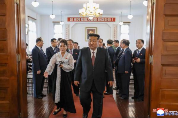 Pemimpin Korea Utara Kim Jong Un mengunjungi Museum Pendirian Partai dalam rangka peringatan 80 tahun berdirinya Partai Buruh Korea, di Pyongyang, Korea Utara, 8 Oktober 2025, dalam gambar ini yang dirilis pada 9 Oktober 2025. KCNA via REUTERS 