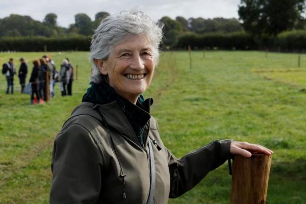 Calon presiden Irlandia, Catherine Connolly, yang mencalonkan diri sebagai calon independen dalam pemilihan tahun ini, di Screggan, Irlandia, 16 September 2025. REUTERS 