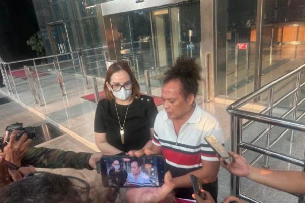Kuasa hukum Linda Susanti, Deolipa Yumara di Gedung Merah Putih KPK. 