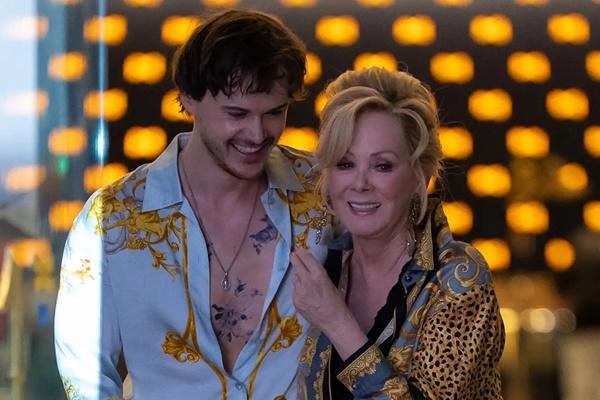 Christopher Briney dan Jean Smart di Hacks Season 5. (FOTO: HBO) 