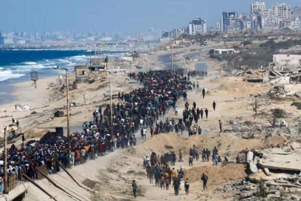 Warga Palestina, yang mengungsi ke bagian selatan Gaza atas perintah Israel selama perang, mencoba kembali ke utara setelah gencatan senjata antara Israel dan Hamas di Gaza berlaku, di Jalur Gaza tengah, 10 Oktober 2025. REUTERS 