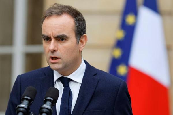 Perdana Menteri Prancis Sebastien Lecornu yang akan segera lengser menyampaikan pernyataan di halaman Hotel Matignon, Paris, Prancis, 8 Oktober 2025. REUTERS 